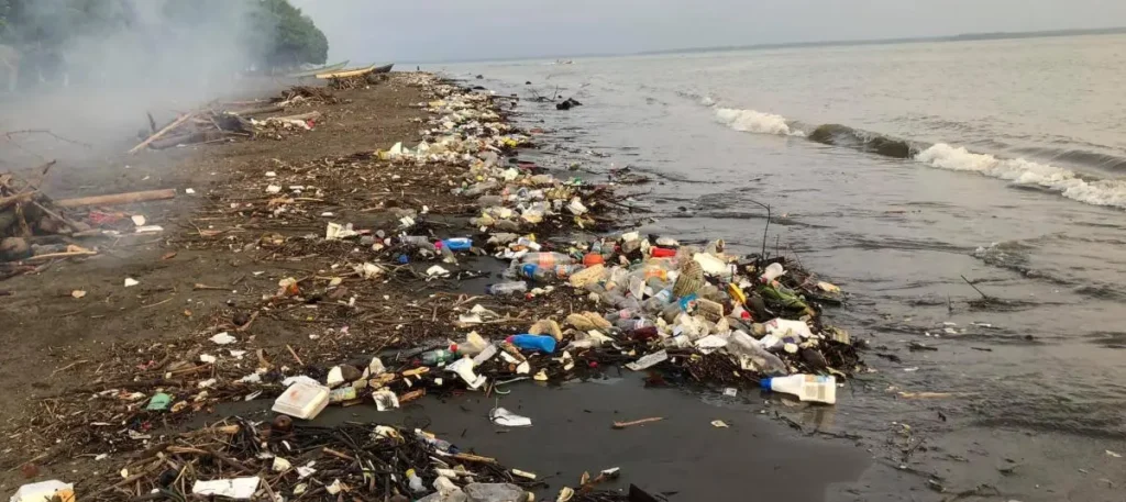sandalias playa contaminacion